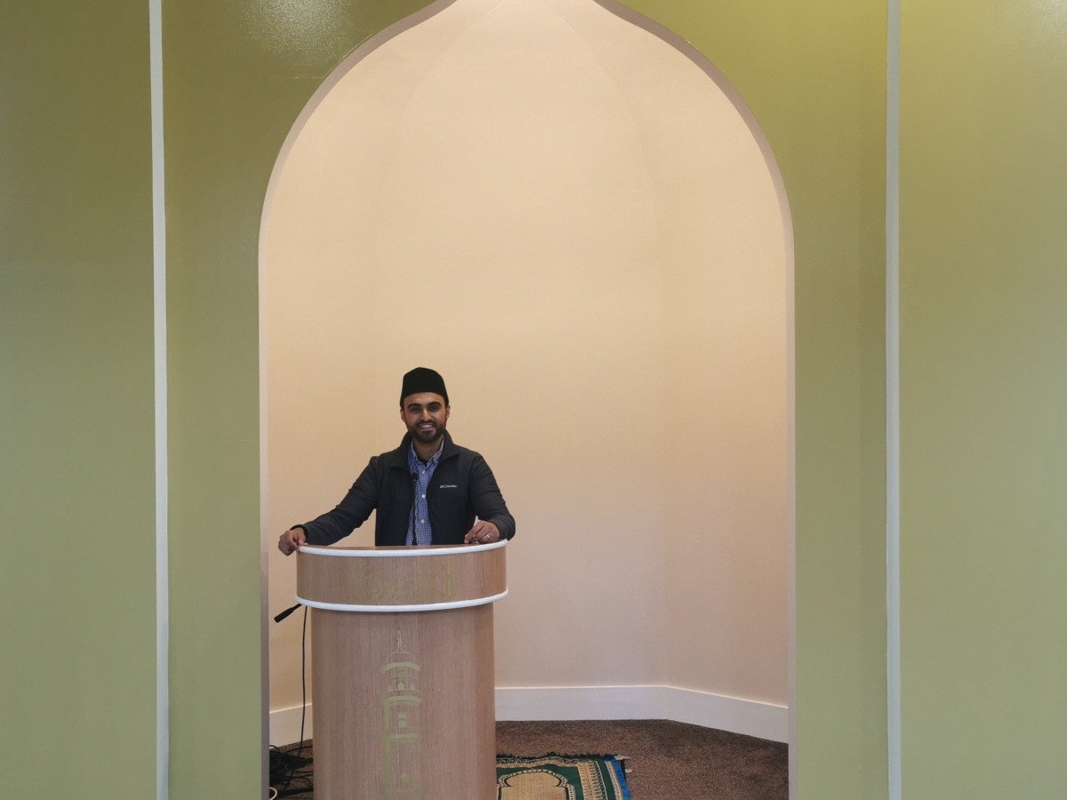 Meet one of the youngest Imams in Britain:  a visit to the Darul Amaan Mosque